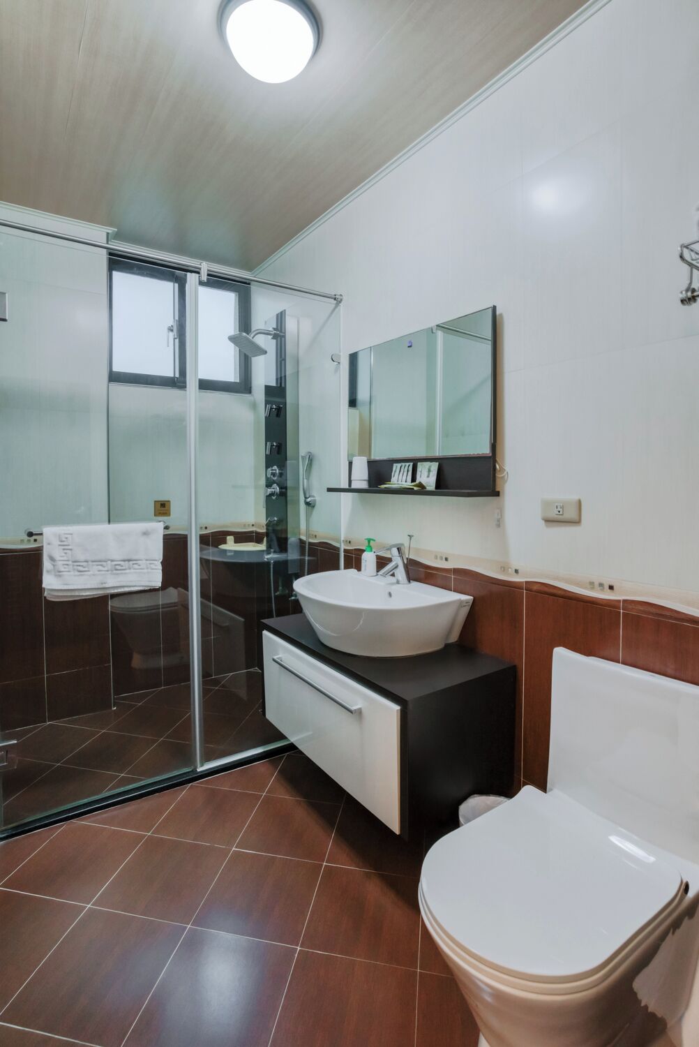 雙人或雙床房 (無法指定床型) | 浴室 | 全浸式浴缸、免費盥洗用品、吹風機、拖鞋