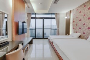 舒適三人房 | 高級寢具、書桌、筆電工作空間、遮光布/窗簾