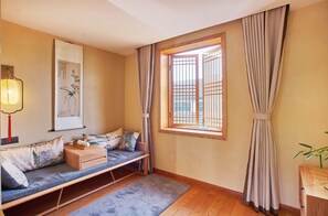 Habitació familiar | Roba de llit d'alta qualitat, cobrellits, escriptori i cortines opaques 