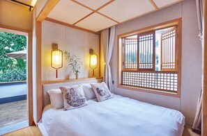 Habitació doble | Roba de llit d'alta qualitat, cobrellits, escriptori i cortines opaques 