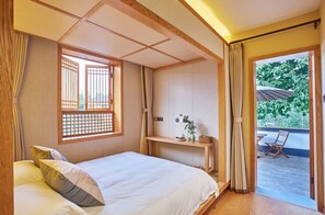 Quarto casal | Roupas de cama premium, edredons de pluma, escrivaninha