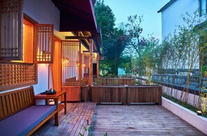 高級寢具、羽絨被、書桌、遮光布/窗簾