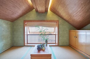Habitación con 2 camas individuales | Ropa de cama de alta calidad, edredones de plumas, escritorio