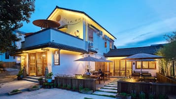 Depan hartanah - siang/malam