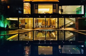 Outdoor pool, sun loungers - Guilin Plaza Hotel (Guilin)