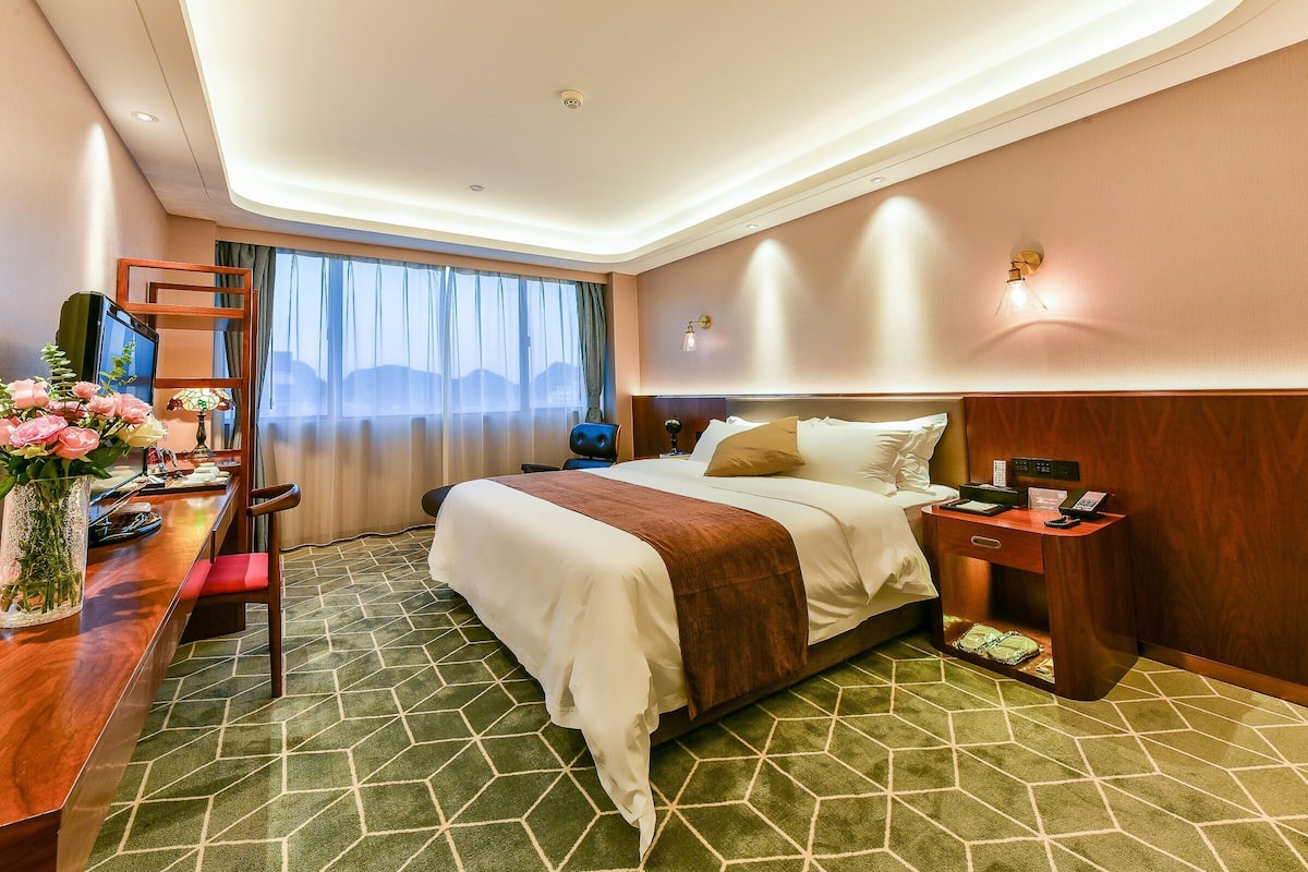 Kamar Double Deluks, 1 Tempat Tidur Queen, Bebas Asap Rokok, pemandangan bukit | 1 kamar tidur, meja kerja, dan ruang kerja ramah laptop