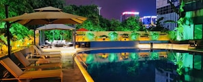 Outdoor pool, pool loungers - Guilin Plaza Hotel (Guilin)