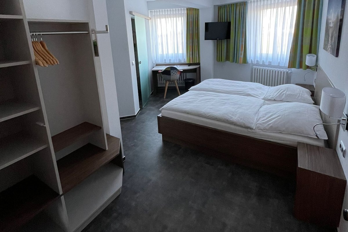 Business Quadruple Room, 1 King Bed with Sofa bed, Non Smoking | Hypo-allergenic bedding, down comforters, desk, laptop workspace