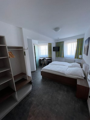 Business Quadruple Room, 1 King Bed with Sofa bed, Non Smoking | Hypo-allergenic bedding, down comforters, desk, laptop workspace - Hotel Meyer (Hildesheim)