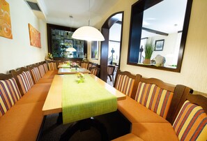 Middag serveres, lokale retter