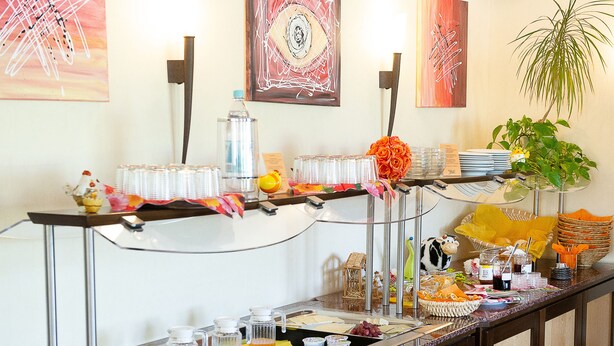 A buffet setup with various food items and beverages. - Hotel Meyer (Hildesheim)