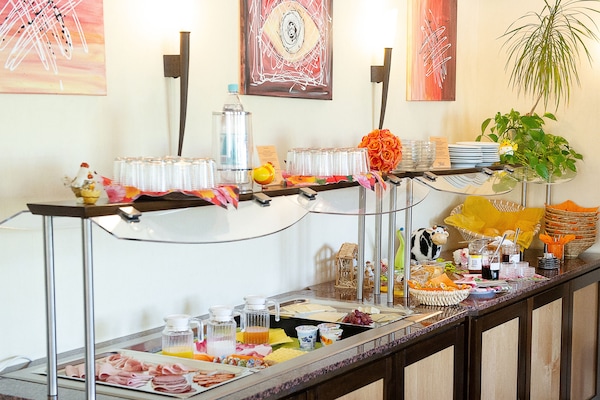 Tägliches Frühstücksbuffet (13.00 EUR pro Person)