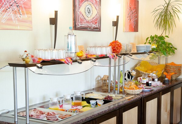 每日供應吃到飽早餐 (每人 EUR13.00)