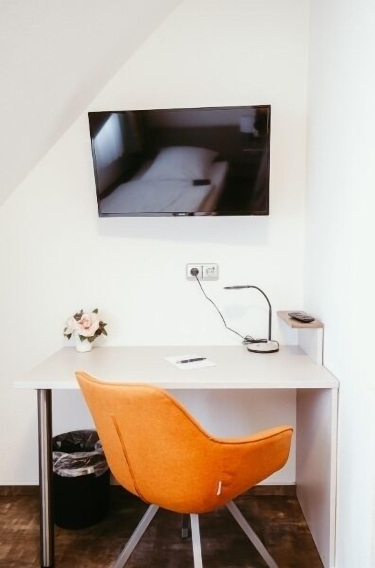 business single room | hypo-allergenic bedding, down duvets, desk, laptop workspace