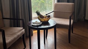 尊荣双床房 | 迷你吧、客房内保险箱、办公桌、隔音
