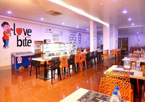 2 ravintolaa, kansainvälinen keittiö