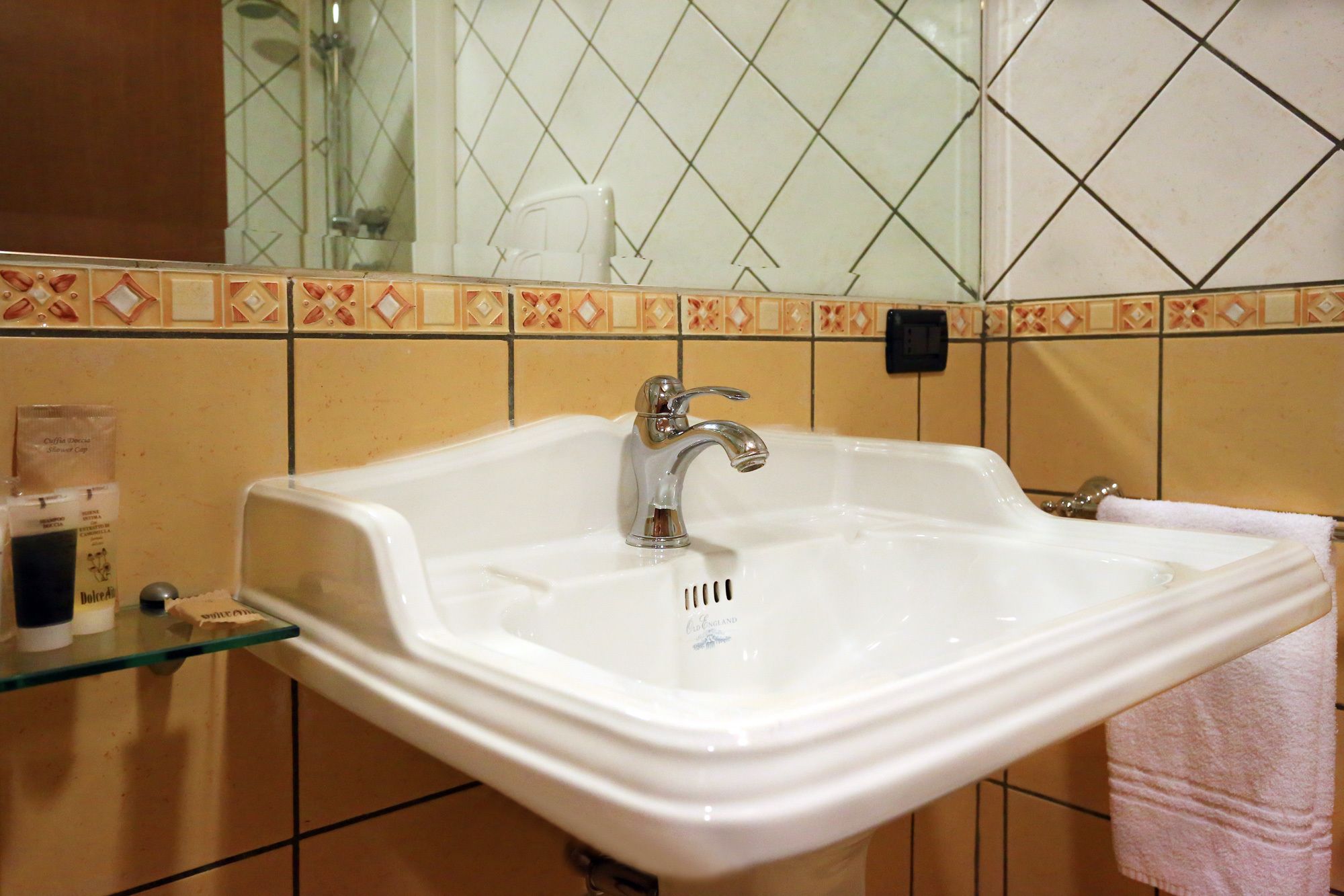 economy double room | bathroom | rainfall showerhead, free toiletries, hair dryer, slippers