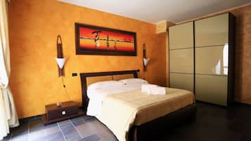 Habitación doble superior | Minibar, caja de seguridad en la habitación y escritorio