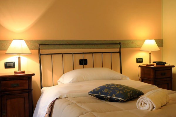 Economy Double Room | Bar mini, peti besi dalam bilik, meja, langsir/tirai gelap terus