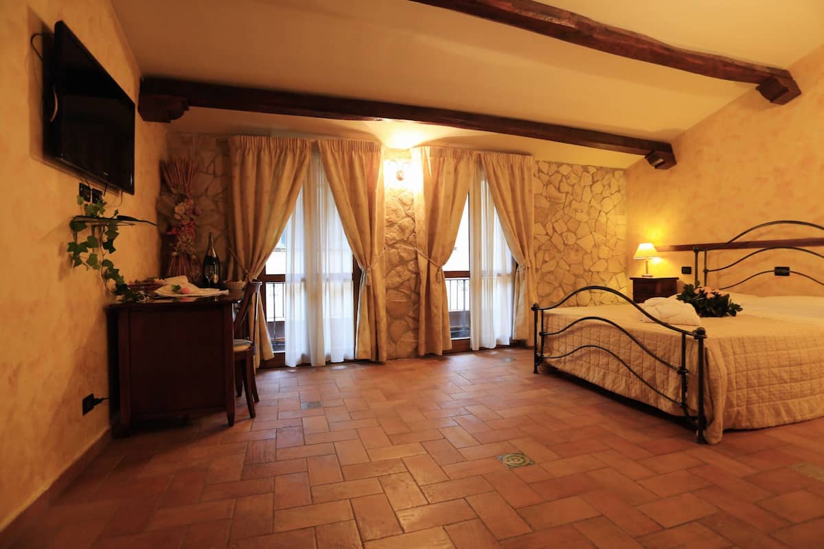 Superior Double Room | Minibar, in-room safe, desk, blackout drapes