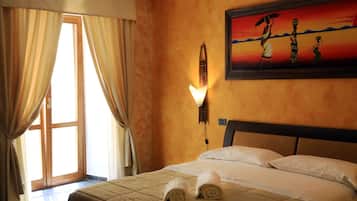 Quarto casal superior | Frigobar, cofres nos quartos, escrivaninha, cortinas blackout