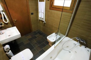 Superior tweepersoonskamer | Badkamer | Een regendouche, gratis toiletartikelen, een haardroger, pantoffels