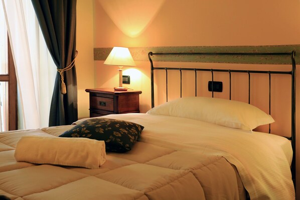 Economy Double Room | Minibar, in-room safe, desk, blackout drapes - Hotel L'Aquila (L'Aquila)
