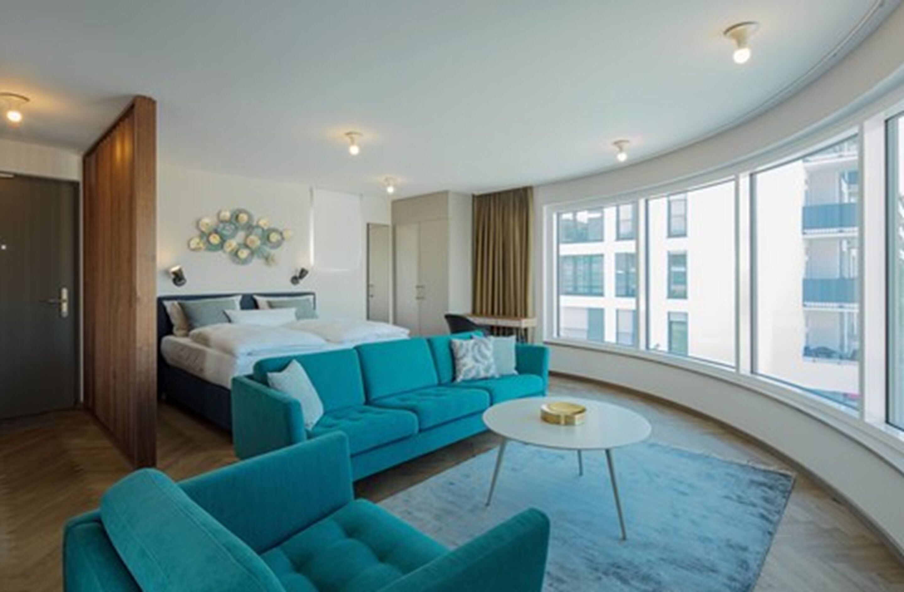Exclusive-Suite, 1 Schlafzimmer | Wohnbereich | 44-Zoll-Flachbildfernseher mit Kabelempfang, Fernseher, Fußbodenheizung