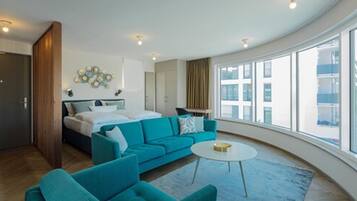 Exclusive-Suite, 1 Schlafzimmer | Wohnbereich | 44-Zoll-Flachbildfernseher mit Kabelempfang, Fernseher, Fußbodenheizung