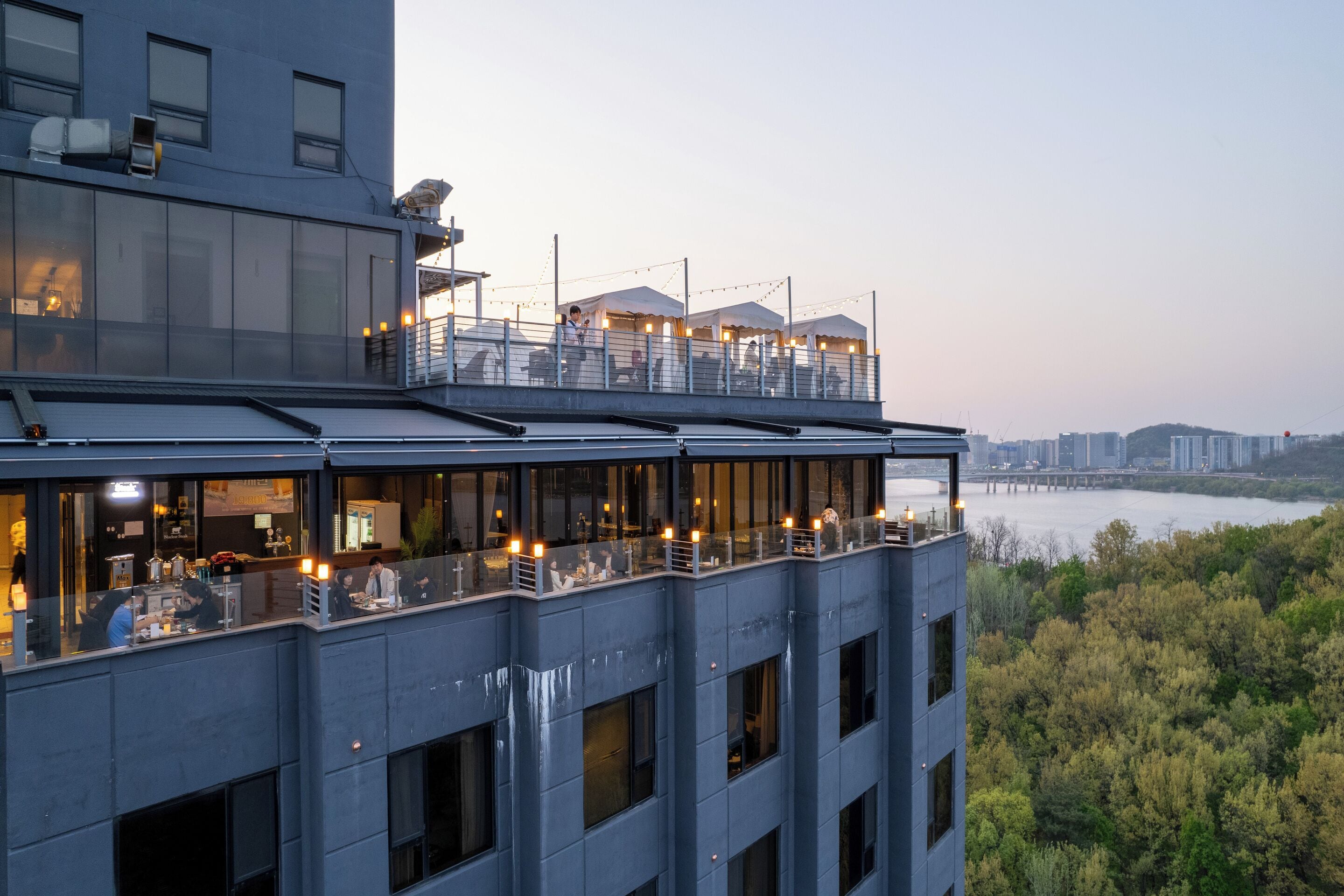 Breakfast, dinner served; barbecue, pool views 