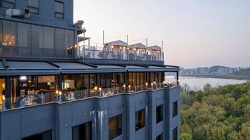 Se sirven desayunos y cenas; parrillada; con vista a la piscina