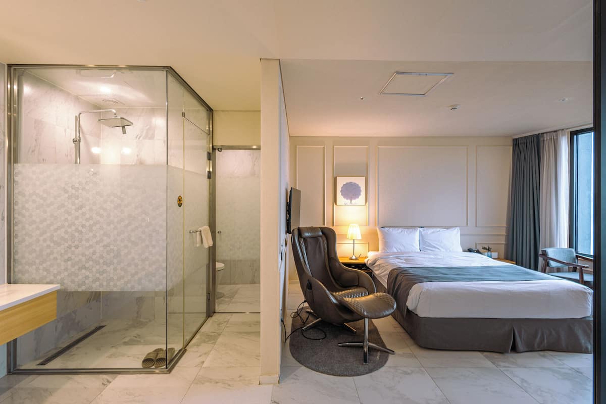 Deluxe Double Room, River View | Premium bedding, down comforters, in-room safe, individually decorated