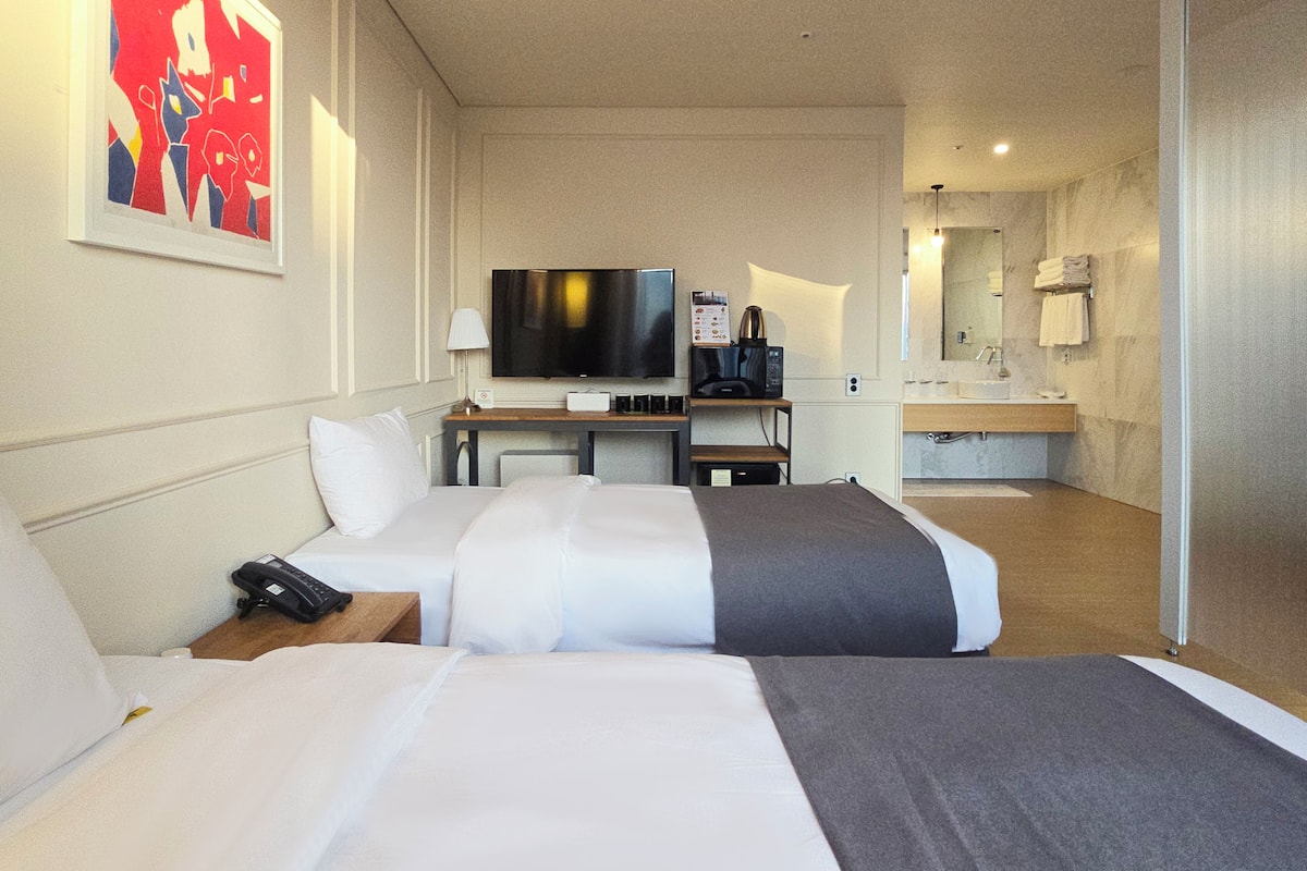 Sengetøy av topp kvalitet, dundyner og safe på rommet