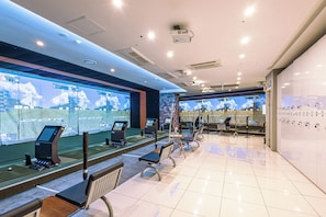 Indoor golf driving range