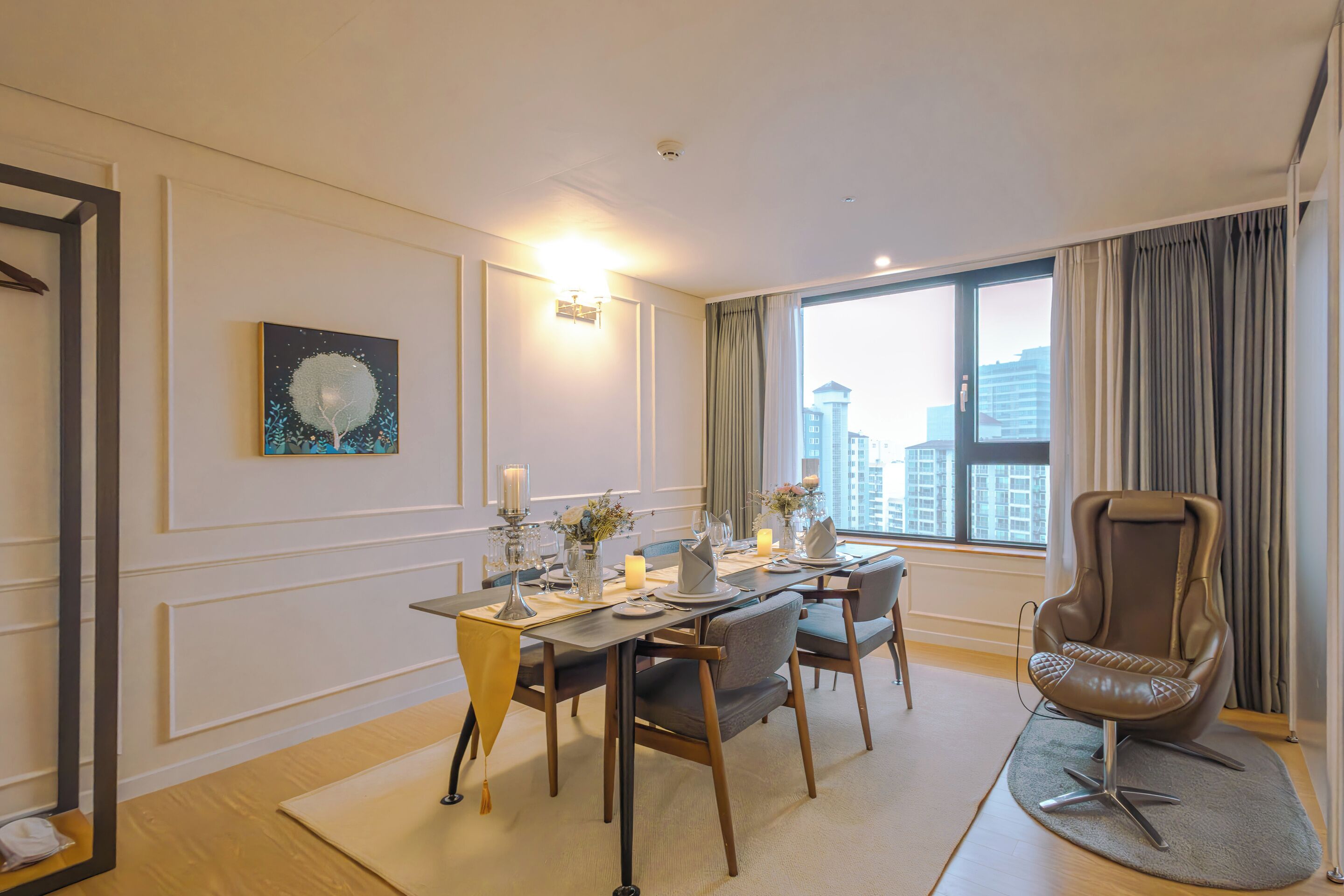 Deluxe Double Room, City View | Oppholdsområde | TV