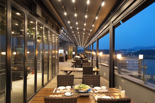 Se sirven desayunos, cenas y parrillada (con vistas a la piscina)