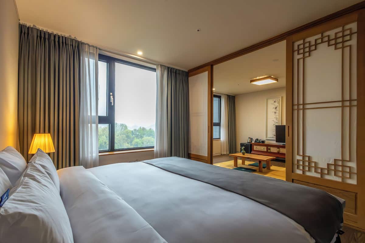 Deluxe Double Ondol Room, City View (Base 2 guests, Extra person fee KRW 30,000) | Premium bedding, down comforters, in-room safe, individually decorated