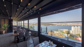 Se sirven desayunos, cenas y cocina a la parrilla con vista a la alberca