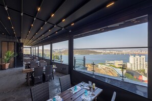 Breakfast, dinner served; barbecue, pool views 
