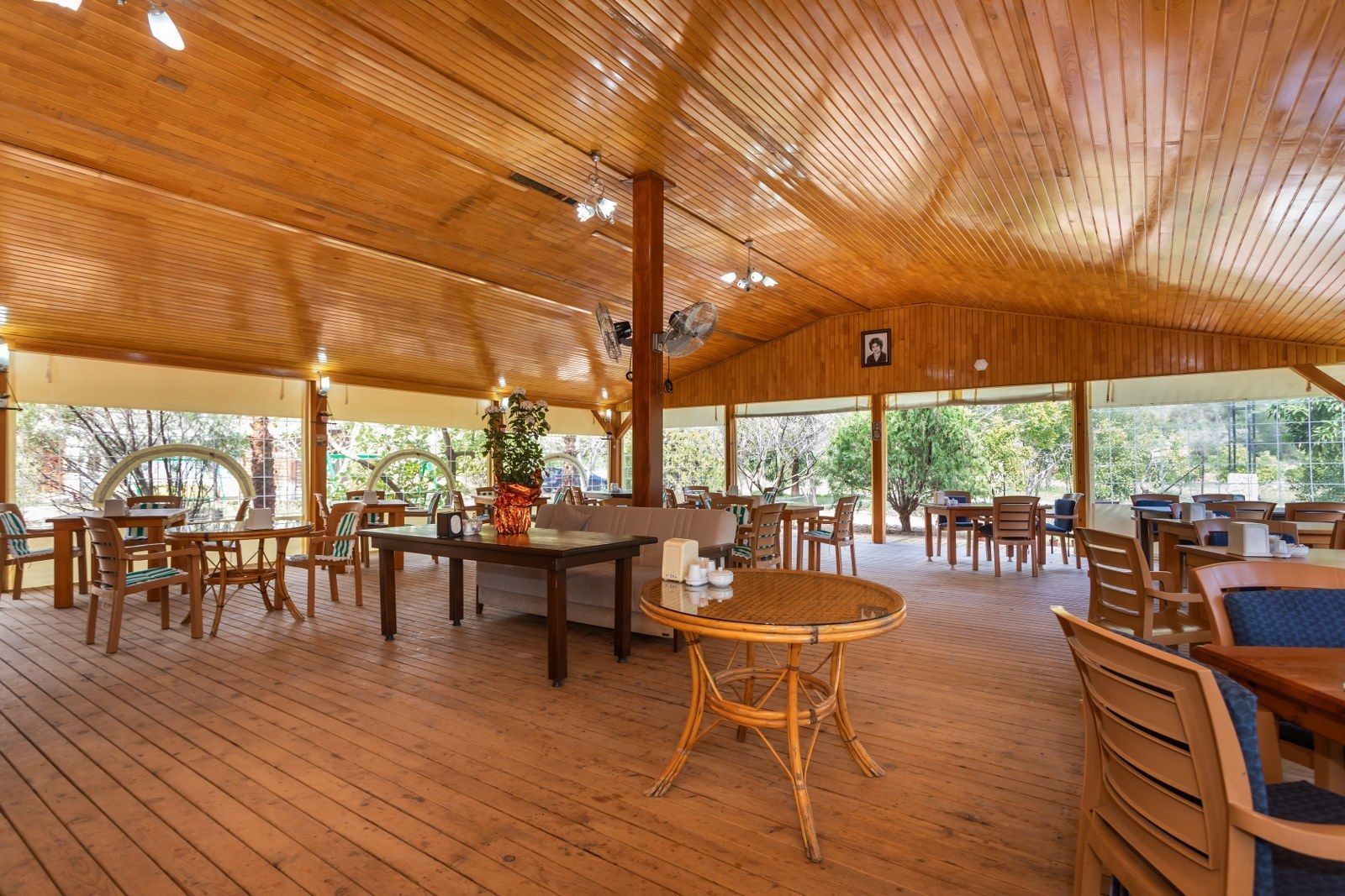 breakfast, lunch and dinner served