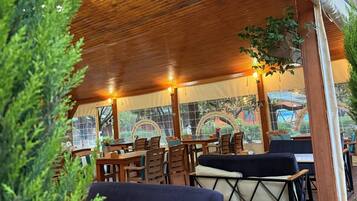 Sarapan, makan tengah hari dan makan malam dihidangkan