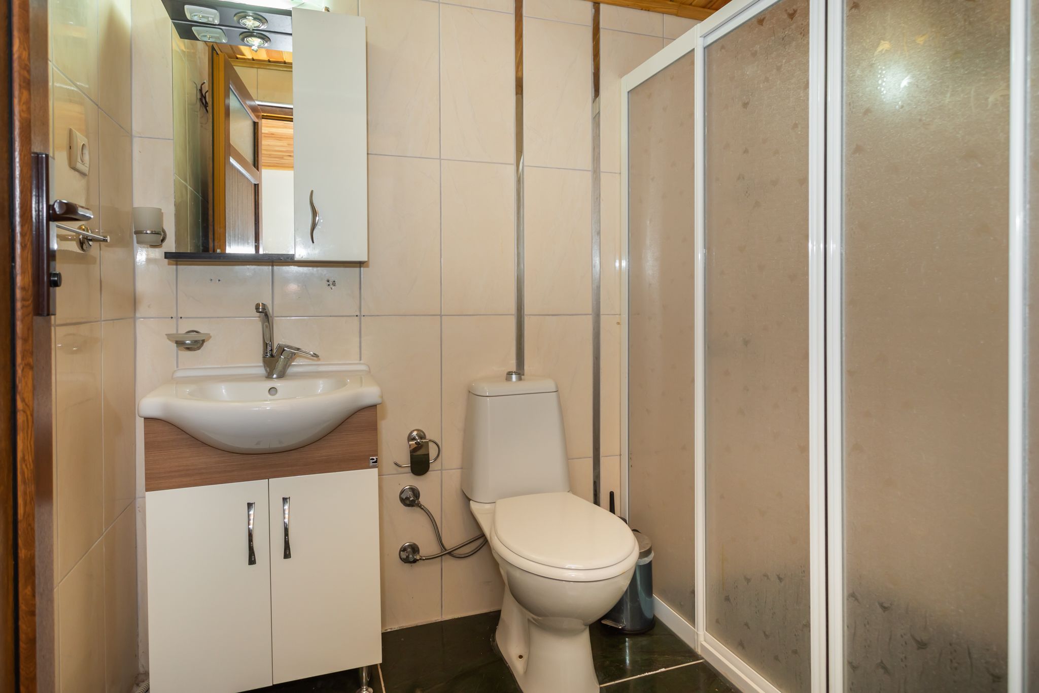 economy bungalow | bathroom | shower, hair dryer, slippers, towels