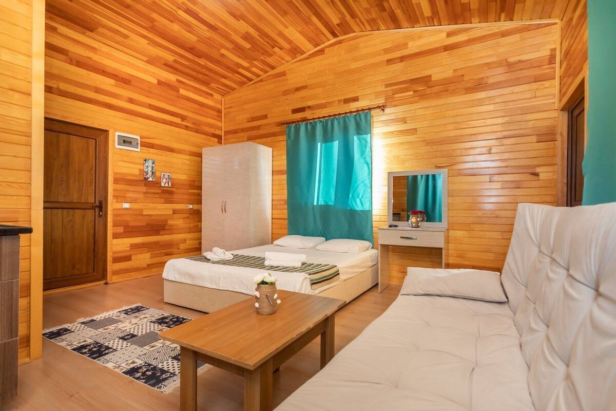 deluxe suite | soundproofing, iron/ironing board, free wifi, bed sheets