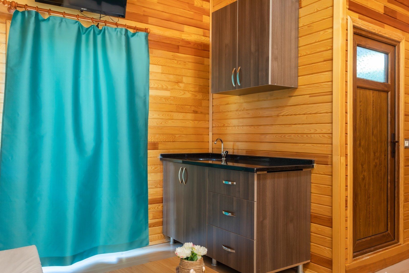 deluxe suite | soundproofing, iron/ironing board, free wifi, bed sheets