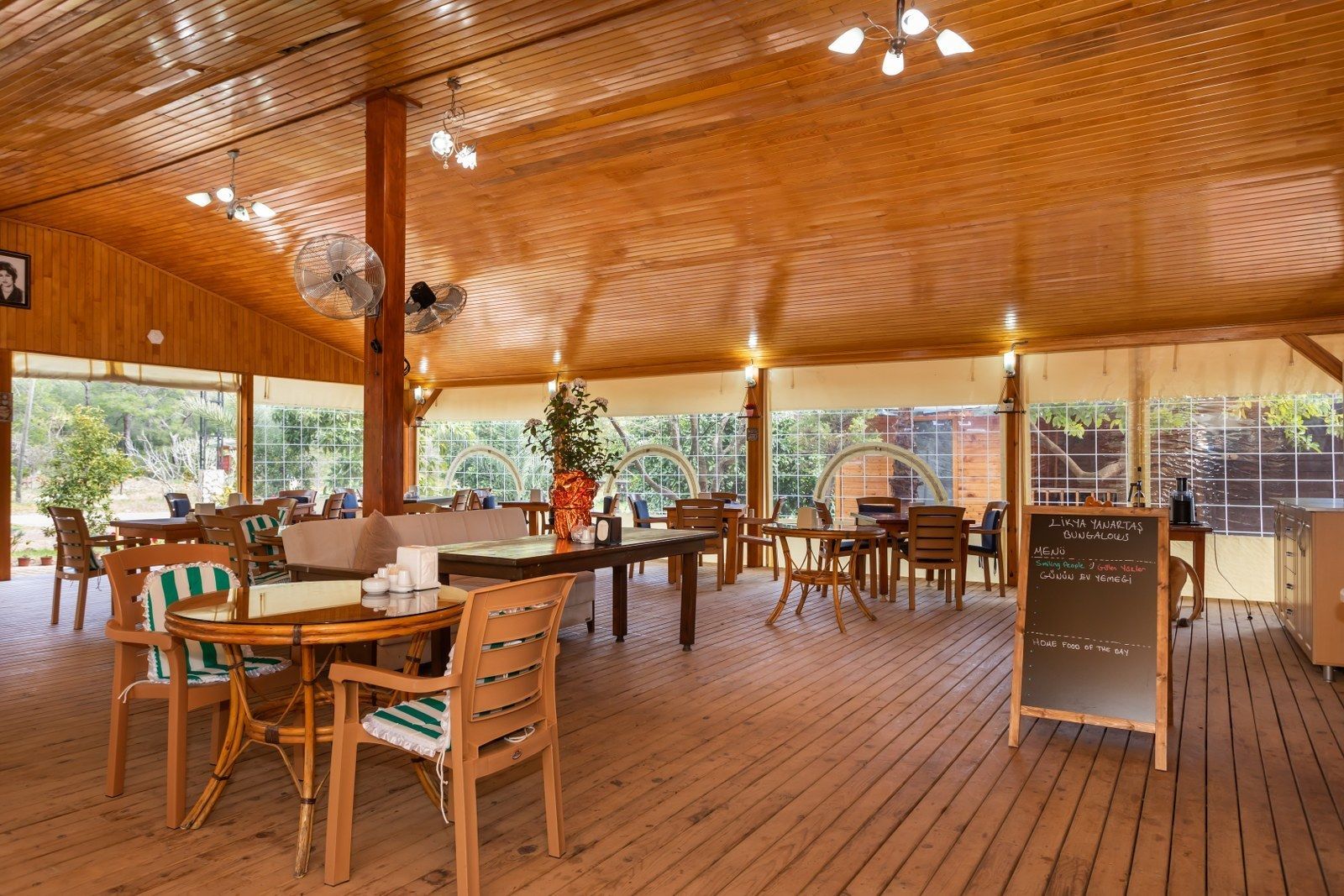 breakfast, lunch and dinner served