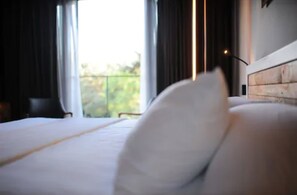 Suite | Luxe beddengoed, een minibar, een kluis op de kamer, een bureau