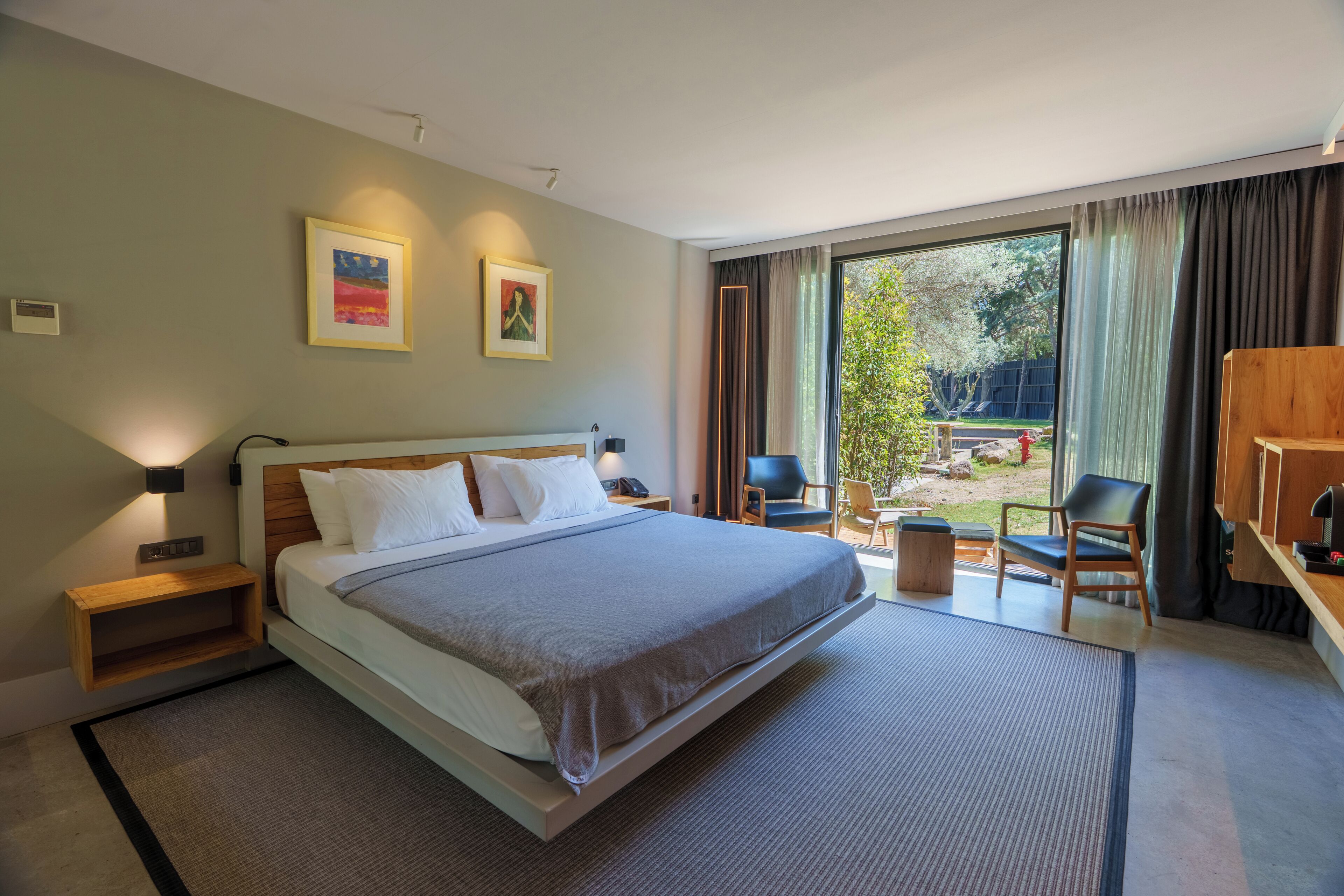 Sunshine Suite | Premium bedding, minibar, in-room safe, desk