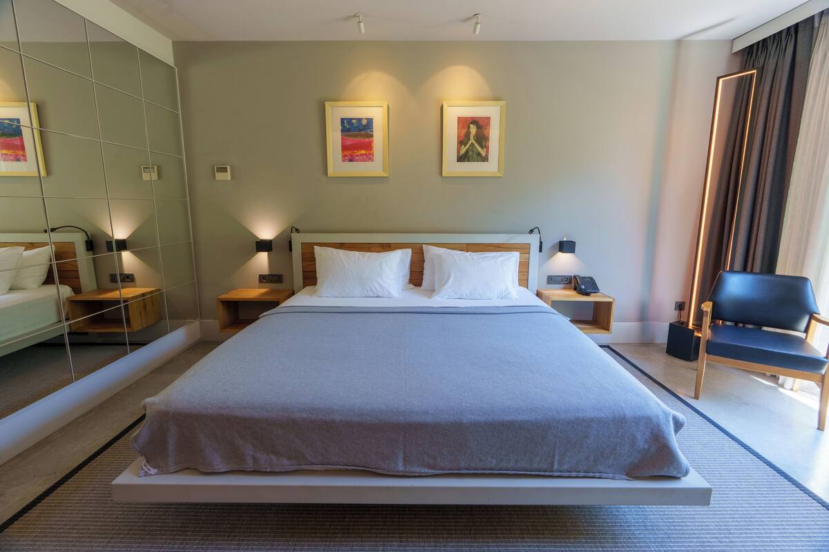 Premium bedding, minibar, in-room safe, desk