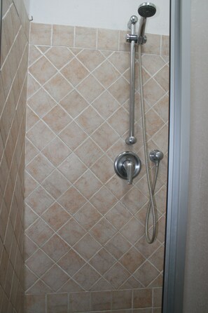 Maison, cheminée, vue parc | Salle de bain | Douche, articles de toilette gratuits, bidet, serviettes fournies