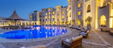 Piscina all'aperto, lettini